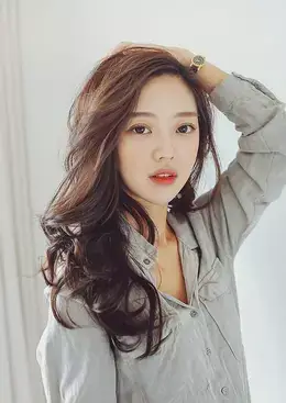 Người Tóc Xoăn Bẩm Sinh: Nguyên Nhân, Đặc Điểm Tính Cách & Cách Chăm Sóc Tối Ưu