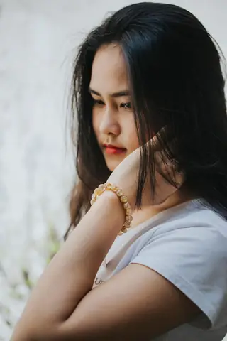 Người Việt Tóc Nâu Tự Nhiên: Sự Thật, Nguyên Nhân & Cách Chăm Sóc