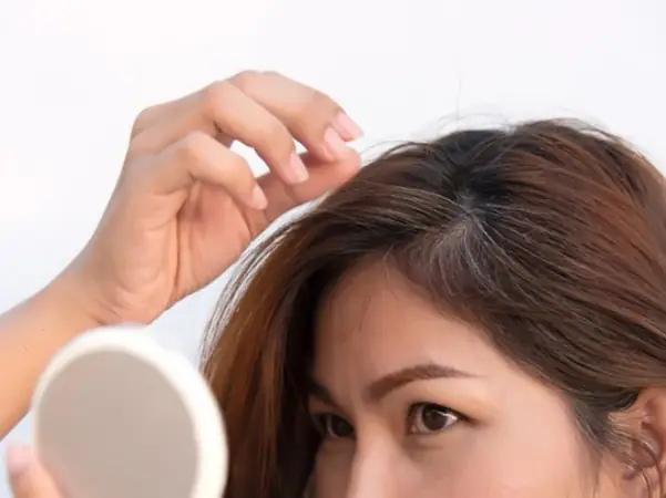 Nguyên Nhân Tóc Bạc Sớm: Giải Mã Lý Do & Bí Quyết Phục Hồi Tóc Đen Mượt