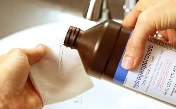 Nhuộm Tóc Bằng Oxy Già Có Tốt Không? Tác Hại & Lời Khuyên Từ Chuyên Gia Nhuộm Tóc Bằng Oxy Già Có Tốt Không? Tác Hại & Lời Khuyên Từ Chuyên Gia