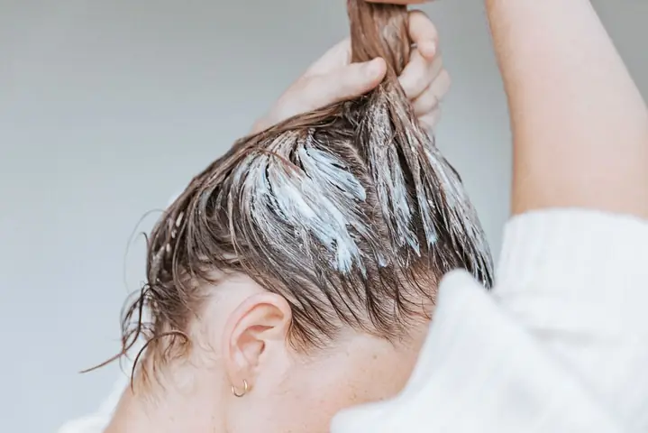 Nhuộm Tóc Để Lâu Có Sao Không? Tác Động & Cách Xử Lý Tóc Tự Nhiên Nhuộm Tóc Để Lâu Có Sao Không? Tác Động & Cách Xử Lý Tóc Tự Nhiên
