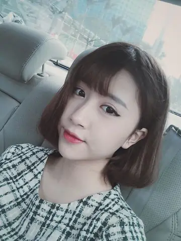 Quỳnh Anh Shyn Tóc Ngắn: Khám Phá Phong Cách Biến Hóa Đầy Cuốn Hút Quỳnh Anh Shyn Tóc Ngắn: Khám Phá Phong Cách Biến Hóa Đầy Cuốn Hút