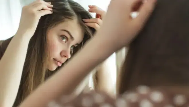 Rụng Tóc & Chảy Máu Chân Răng: Dấu Hiệu Cảnh Báo Sức Khỏe Tiềm Ẩn & Cách Khắc Phục