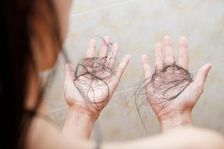 Rụng Tóc Sau Sinh: Nguyên Nhân, Cách Khắc Phục & Bí Quyết Phục Hồi Tóc Dày Mượt Cho Mẹ Bỉm