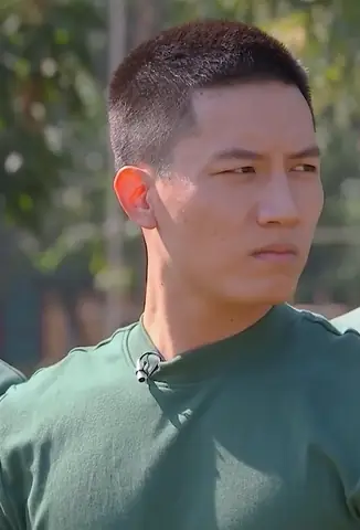Sao Nhập Ngũ: Gương Mặt Sao Khi Cắt Tóc 3 Phân Và Phản Ứng Độc Đáo Sao Nhập Ngũ: Gương Mặt Sao Khi Cắt Tóc 3 Phân Và Phản Ứng Độc Đáo