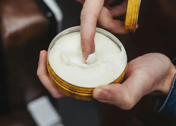 Sáp Vuốt Tóc Bị Khô Cứng: Nguyên Nhân, Cách Khắc Phục & Bảo Quản Hiệu Quả
