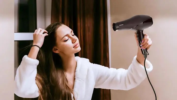 Sấy Tóc Nhiều Có Tốt Không? Tác Hại, Lợi Ích Và Cách Sấy Tóc An Toàn