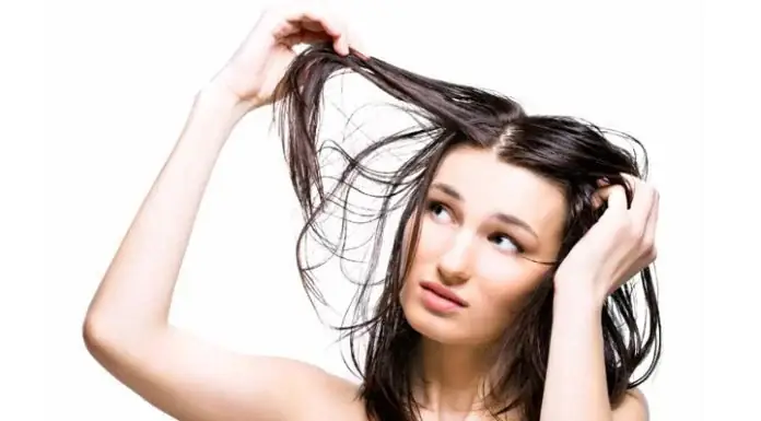 Tại Sao Gội Đầu Xong Tóc Vẫn Bết? Nguyên Nhân & Cách Khắc Phục Hiệu Quả