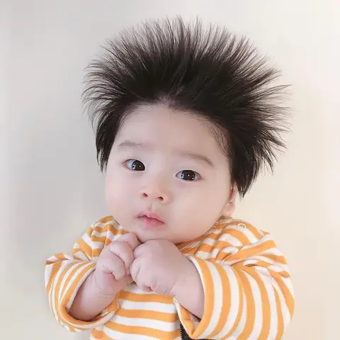 Tại Sao Tóc Em Bé Sơ Sinh Lại Dựng Đứng: Giải Mã Nguyên Nhân & Lời Khuyên Từ Chuyên Gia