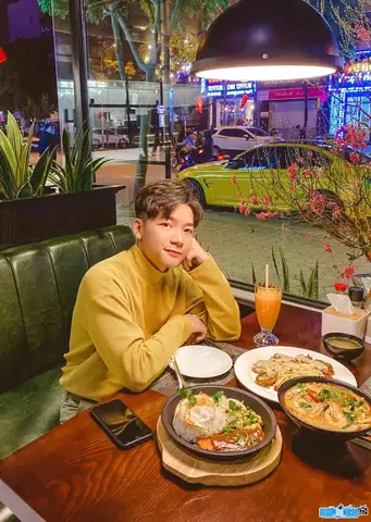 Tên Thật Của Anh Tóc Xanh Là Gì? Hé Lộ Danh Tính Và Hành Trình Nổi Tiếng Tên Thật Của Anh Tóc Xanh Là Gì? Hé Lộ Danh Tính Và Hành Trình Nổi Tiếng