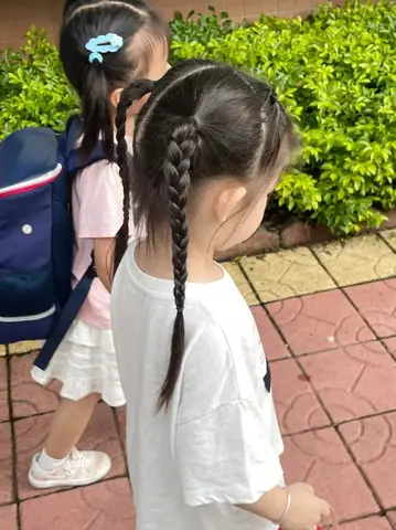 15+ Kiểu Tết Tóc Đơn Giản Đi Học Cho Bé Gái Xinh Xắn & Nhanh Chóng