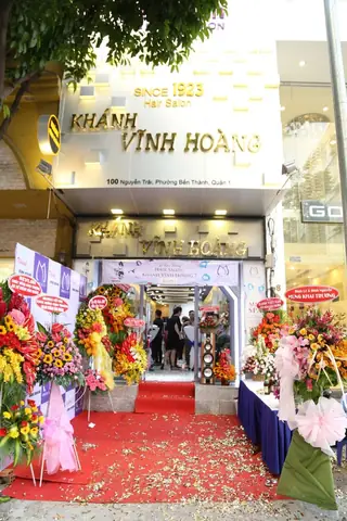 Tiệm Tóc Khánh Vĩnh Hoàng: Lịch Sử, Dịch Vụ & Địa Chỉ Uy Tín Gần 100 Năm Tiệm Tóc Khánh Vĩnh Hoàng: Lịch Sử, Dịch Vụ & Địa Chỉ Uy Tín Gần 100 Năm