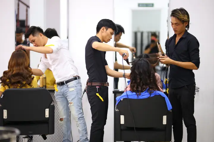 Tìm Việc Làm Thợ Phụ Tóc: Cơ Hội, Lương & Yêu Cầu Mới Nhất 2026