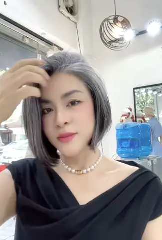Tóc Bạc: Không Chỉ Là Dấu Hiệu Tuổi Già – Giải Mã Nguyên Nhân & Sự Thật Bất Ngờ Tóc Bạc: Không Chỉ Là Dấu Hiệu Tuổi Già – Giải Mã Nguyên Nhân & Sự Thật Bất Ngờ