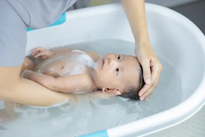 Tóc Bé Bị Dựng Đứng: Nguyên Nhân & Cách Khắc Phục Hiệu Quả Cho Cha Mẹ