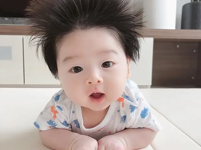 Tóc Bé Bị Dựng Đứng: Nguyên Nhân & Cách Khắc Phục Hiệu Quả Cho Cha Mẹ