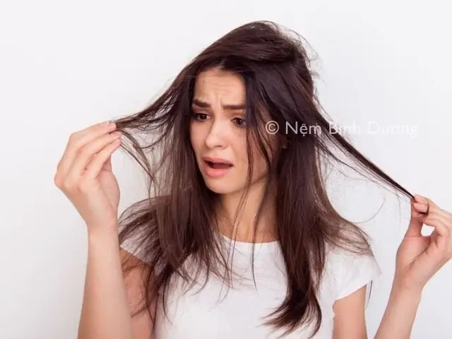 Tóc Bị Dựng Khi Ngủ Dậy: Nguyên Nhân & Cách Khắc Phục Hiệu Quả Chỉ Trong Vài Bước