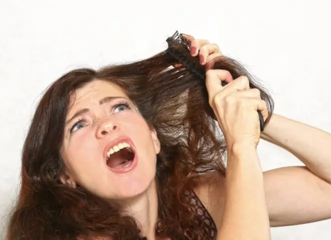 Cách Gỡ Tóc Bị Quấn Vào Lược Tròn Hiệu Quả, An Toàn & Nhanh Chóng
