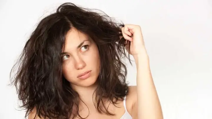 Bí Quyết Xử Lý Tóc Bị Xù Tự Nhiên Mượt Mà Chuẩn Salon Tại Nhà