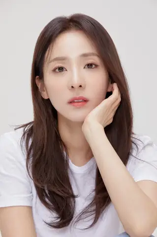 Tóc Bóng Mượt Như Sao Hàn: Bí Quyết Chăm Sóc Chuẩn Idol C-biz