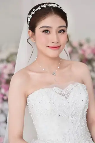Tuyển Tập Kiểu Tóc Cô Dâu Mặt Vuông Tôn Vẻ Đẹp Thanh Tú & Sang Trọng