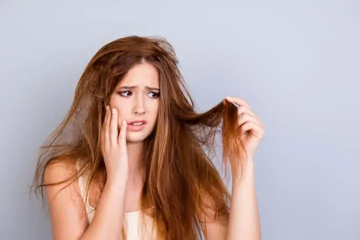 Tóc Khô Xơ Phải Làm Sao? 7+ Cách Phục Hồi Tóc Mềm Mượt Tự Nhiên Tại Nhà