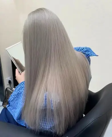 Tóc Màu Trà Sữa Xám Khói: Bí Quyết Sở Hữu Diện Mạo Ấn Tượng, Tôn Da Mọi Tone Tóc Màu Trà Sữa Xám Khói: Bí Quyết Sở Hữu Diện Mạo Ấn Tượng, Tôn Da Mọi Tone