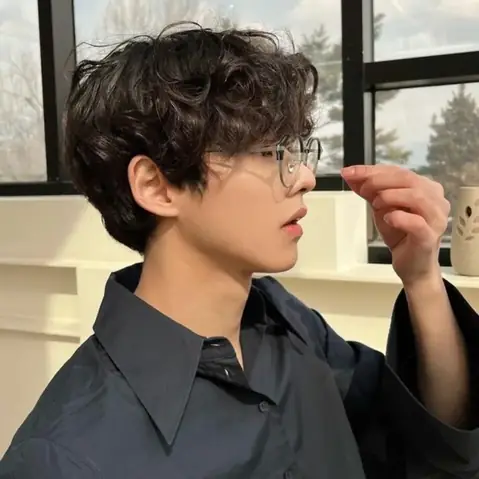 Tóc Nam Xoăn Gợn Sóng Nhẹ: Tuyển Tập Kiểu Dáng Hút Mắt & Cách Chăm Sóc Chuẩn Idol