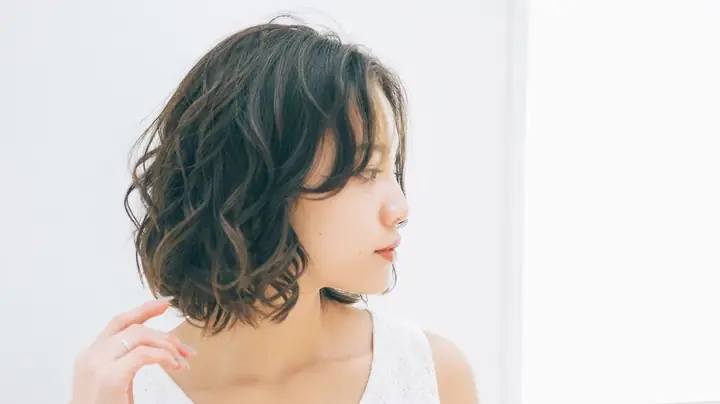 Tóc Ngắn Dập Xù Cho Mặt Tròn: Biến Hóa Vẻ Đẹp Hài Hòa & Thanh Thoát