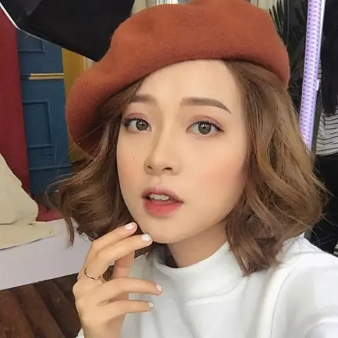 Tóc Ngắn Đội Mũ Nồi: Biến Tấu Phong Cách Sành Điệu Cho Mọi Cô Nàng Tóc Ngắn Đội Mũ Nồi: Biến Tấu Phong Cách Sành Điệu Cho Mọi Cô Nàng