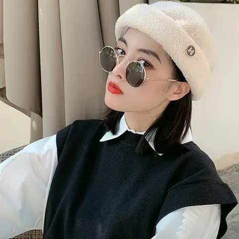 Tóc Ngắn Đội Mũ Nồi: Biến Tấu Phong Cách Sành Điệu Cho Mọi Cô Nàng Tóc Ngắn Đội Mũ Nồi: Biến Tấu Phong Cách Sành Điệu Cho Mọi Cô Nàng