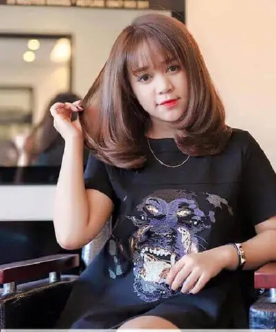 Tóc Ngắn Uốn Cụp Cho Mặt Tròn: Bí Quyết Che Khuyết Điểm & Tăng Vẻ Thanh Thoát Tóc Ngắn Uốn Cụp Cho Mặt Tròn: Bí Quyết Che Khuyết Điểm & Tăng Vẻ Thanh Thoát