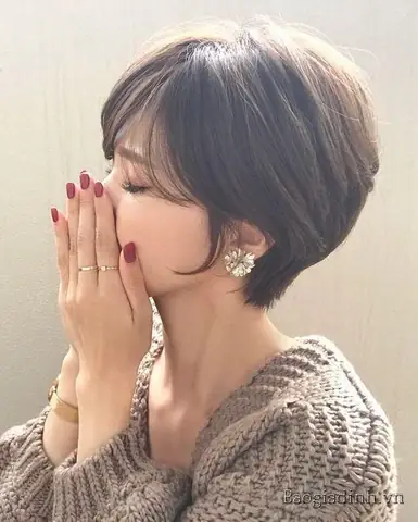 Tóc Ngắn Uốn Phồng Cho Mặt Dài: Bí Quyết Che Khuyết Điểm & Tăng Nét Thanh Thoát