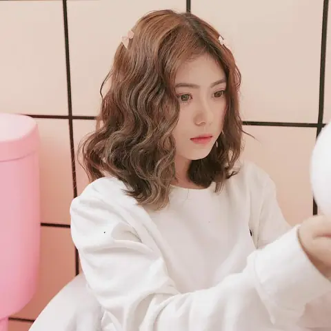 Tóc Ngang Vai Uốn Phồng: Bí Quyết Sở Hữu Mái Tóc Bồng Bềnh Chuẩn Style 2026