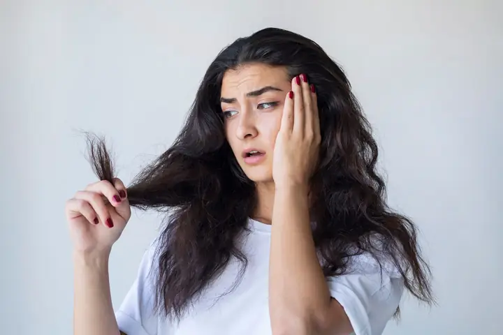 Tóc Uốn Bị Xù Phải Làm Sao? Bí Quyết Phục Hồi Tóc Mượt Mà Tại Nhà