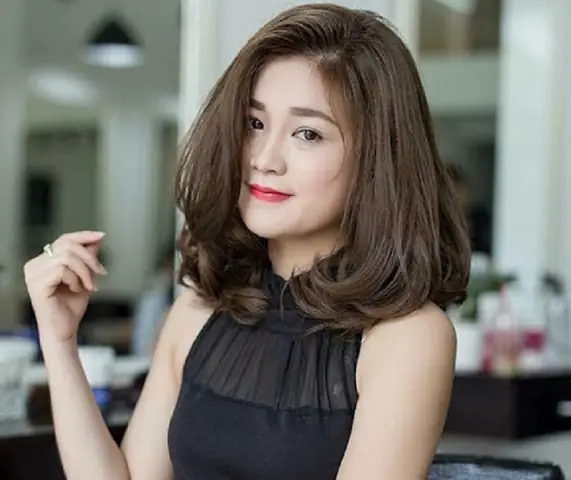 Tóc Xoăn Cụp Ngang Vai Đẹp: Hướng Dẫn Chọn Kiểu Phù Hợp Mọi Khuôn Mặt Tóc Xoăn Cụp Ngang Vai Đẹp: Hướng Dẫn Chọn Kiểu Phù Hợp Mọi Khuôn Mặt