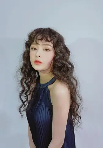 Tóc Xoăn Thập Niên 90: Hồi Sinh Phong Cách Kinh Điển & Vẫn Trendy