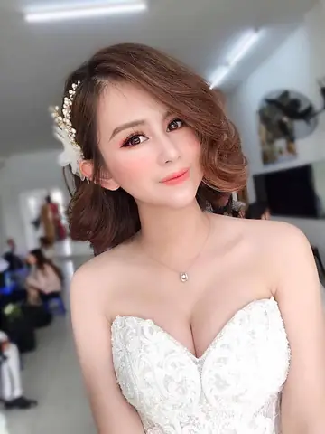 Trang Điểm Cô Dâu Tóc Ngắn Mặt Tròn: Bí Quyết Hài Hòa & Sang Trọng Trang Điểm Cô Dâu Tóc Ngắn Mặt Tròn: Bí Quyết Hài Hòa & Sang Trọng