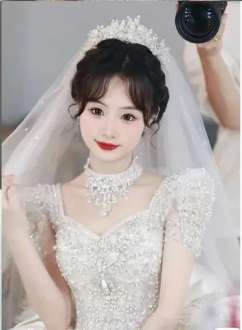 Trang Điểm Cô Dâu Tóc Ngắn Mặt Tròn: Bí Quyết Hài Hòa & Sang Trọng Trang Điểm Cô Dâu Tóc Ngắn Mặt Tròn: Bí Quyết Hài Hòa & Sang Trọng