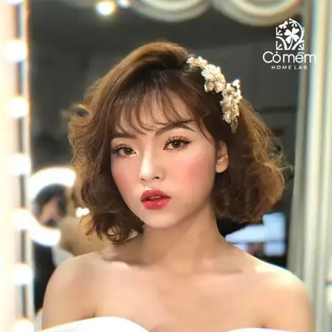 Trang Điểm Cô Dâu Tóc Ngắn Mặt Tròn: Bí Quyết Hài Hòa & Sang Trọng Trang Điểm Cô Dâu Tóc Ngắn Mặt Tròn: Bí Quyết Hài Hòa & Sang Trọng