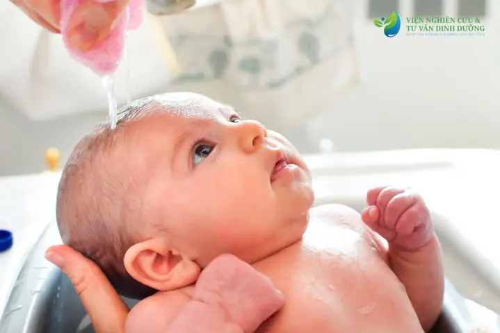 Trẻ Bị Rụng Tóc Trên Đỉnh Đầu: Nguyên Nhân, Dấu Hiệu Và Cách Xử Lý Hiệu Quả
