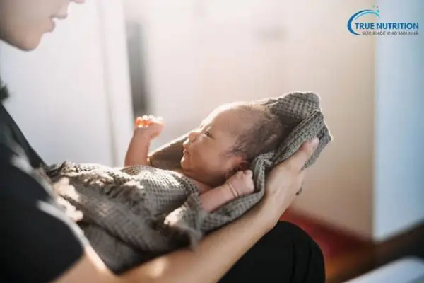 Bé Sơ Sinh Mọc Tóc Ba Chỏm: Ý Nghĩa, Nguyên Nhân & Cách Chăm Sóc Tóc
