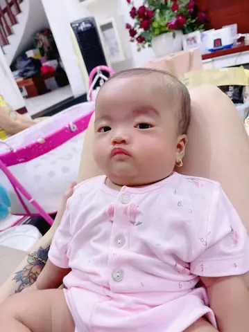 Bé Sơ Sinh Mọc Tóc Ba Chỏm: Ý Nghĩa, Nguyên Nhân & Cách Chăm Sóc Tóc