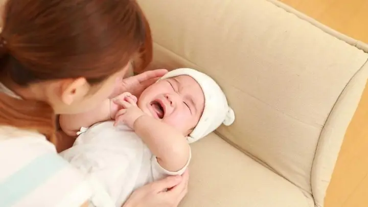 Trẻ Sơ Sinh Vò Đầu Bứt Tóc: Nguyên Nhân, Cách Xử Lý Và Dấu Hiệu Cần Quan Tâm Trẻ Sơ Sinh Vò Đầu Bứt Tóc: Nguyên Nhân, Cách Xử Lý Và Dấu Hiệu Cần Quan Tâm
