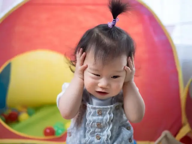 Trẻ Sơ Sinh Vò Đầu Bứt Tóc: Nguyên Nhân, Cách Xử Lý Và Dấu Hiệu Cần Quan Tâm Trẻ Sơ Sinh Vò Đầu Bứt Tóc: Nguyên Nhân, Cách Xử Lý Và Dấu Hiệu Cần Quan Tâm