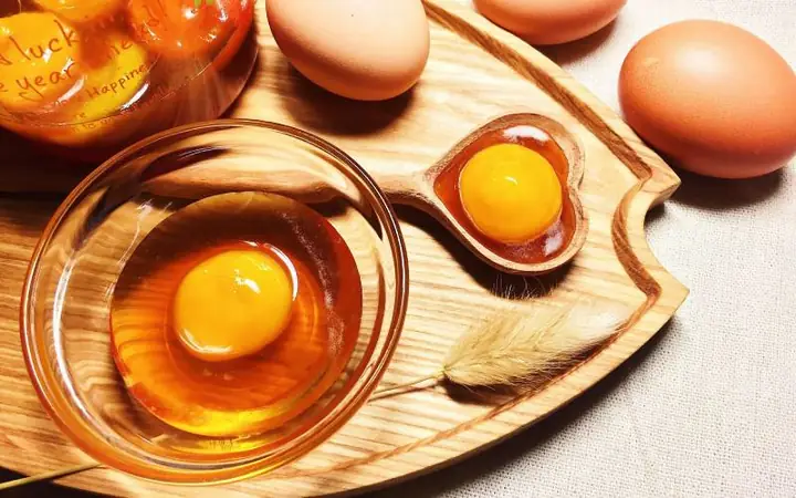 Ủ Tóc Bằng Lòng Trắng Trứng Gà: Bí Quyết Tóc Mềm Mượt, Chắc Khỏe Tự Nhiên Ủ Tóc Bằng Lòng Trắng Trứng Gà: Bí Quyết Tóc Mềm Mượt, Chắc Khỏe Tự Nhiên