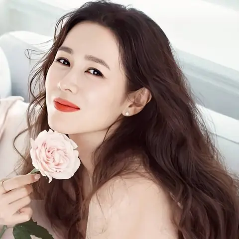 Uốn Tóc Cho Tóc Ít: 15+ Kiểu Tóc Giúp Mái Tóc Bồng Bềnh, Dày Dặn Hơn Uốn Tóc Cho Tóc Ít: 15+ Kiểu Tóc Giúp Mái Tóc Bồng Bềnh, Dày Dặn Hơn