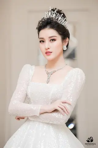 Vương Miện Cài Tóc Cô Dâu: Bí Quyết Chọn Lựa Sang Trọng Cho Ngày Cưới